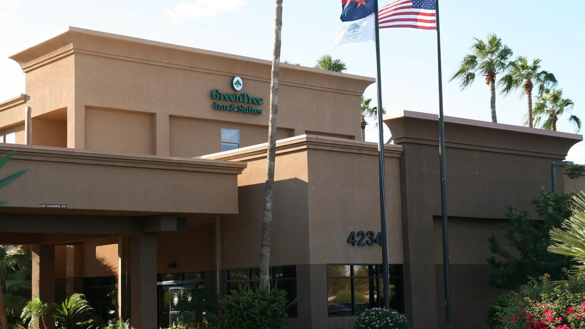 Greentree Inn & Suites Phoenix Sky Harbor Hotel