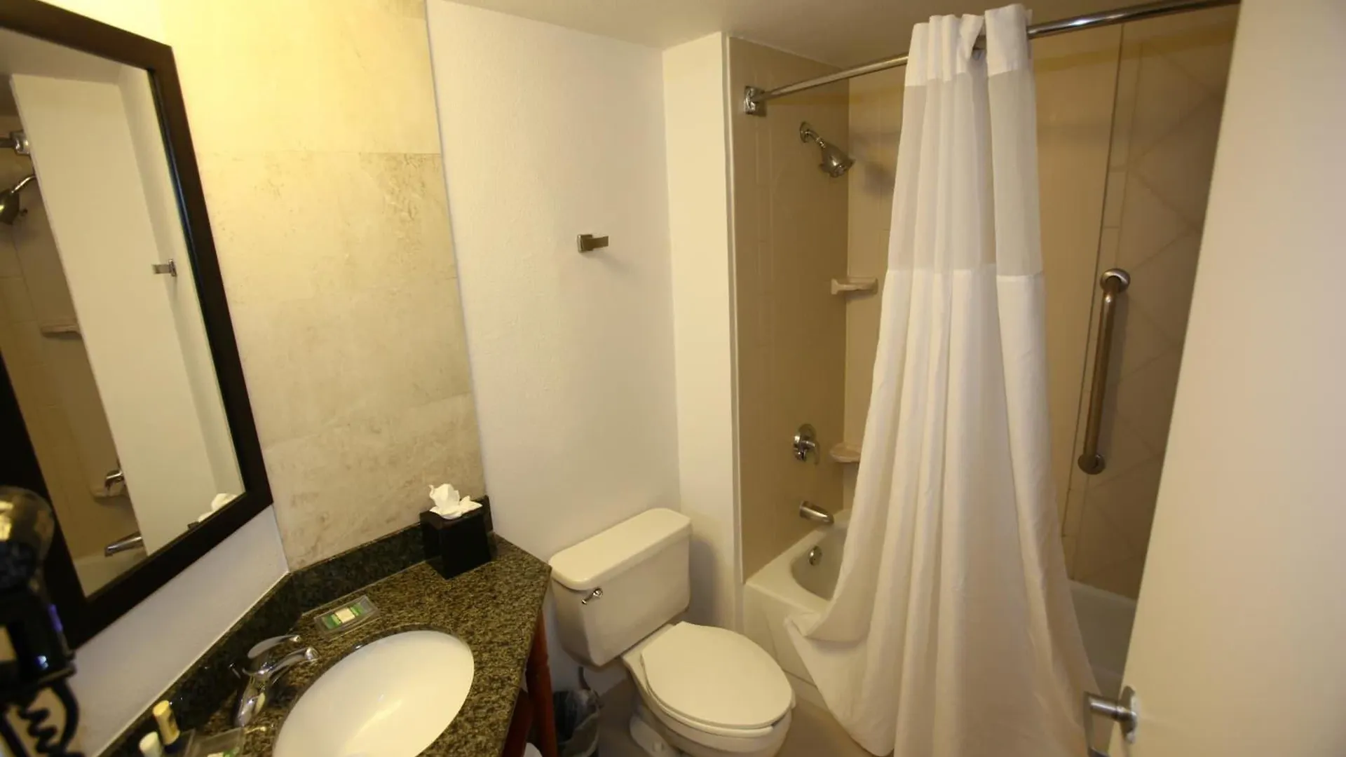 Отель Greentree Inn & Suites Phoenix Sky Harbor