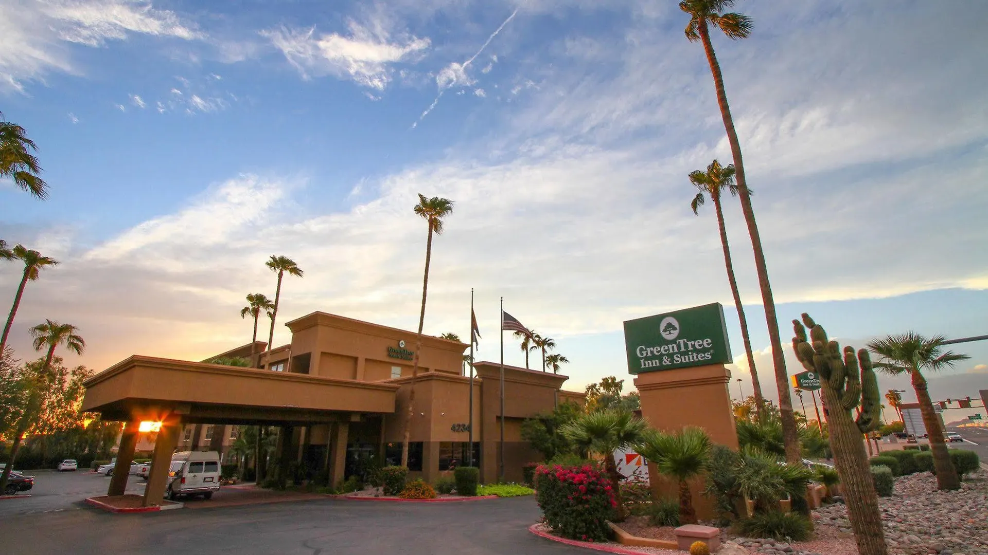 Greentree Inn & Suites Phoenix Sky Harbor