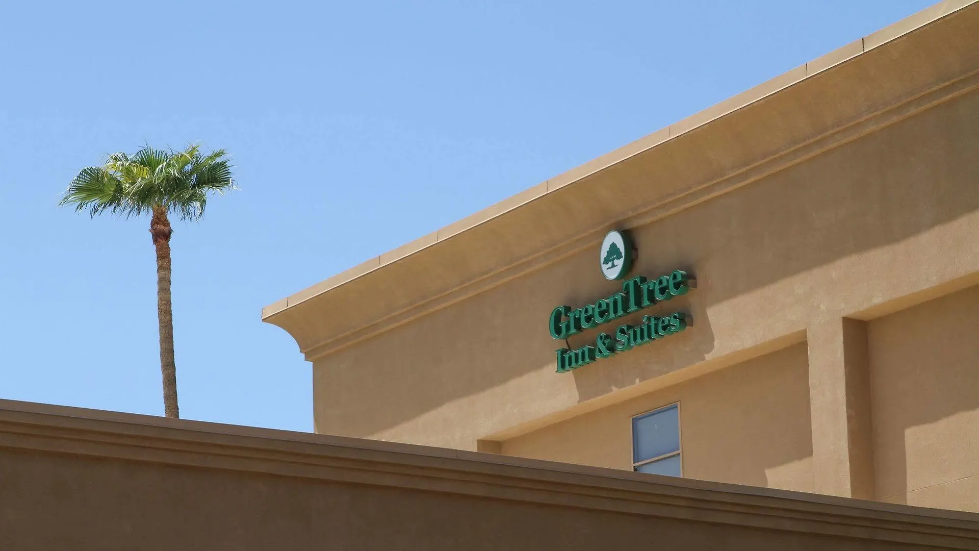 Отель Greentree Inn & Suites Phoenix Sky Harbor
