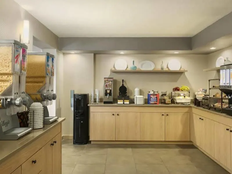 Отель Greentree Inn & Suites Phoenix Sky Harbor