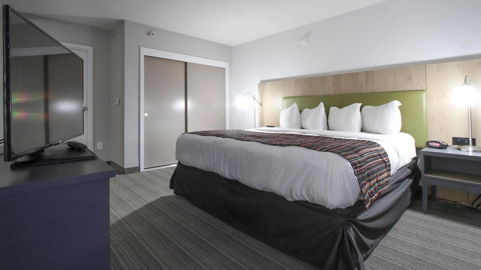 Greentree Inn & Suites Phoenix Sky Harbor